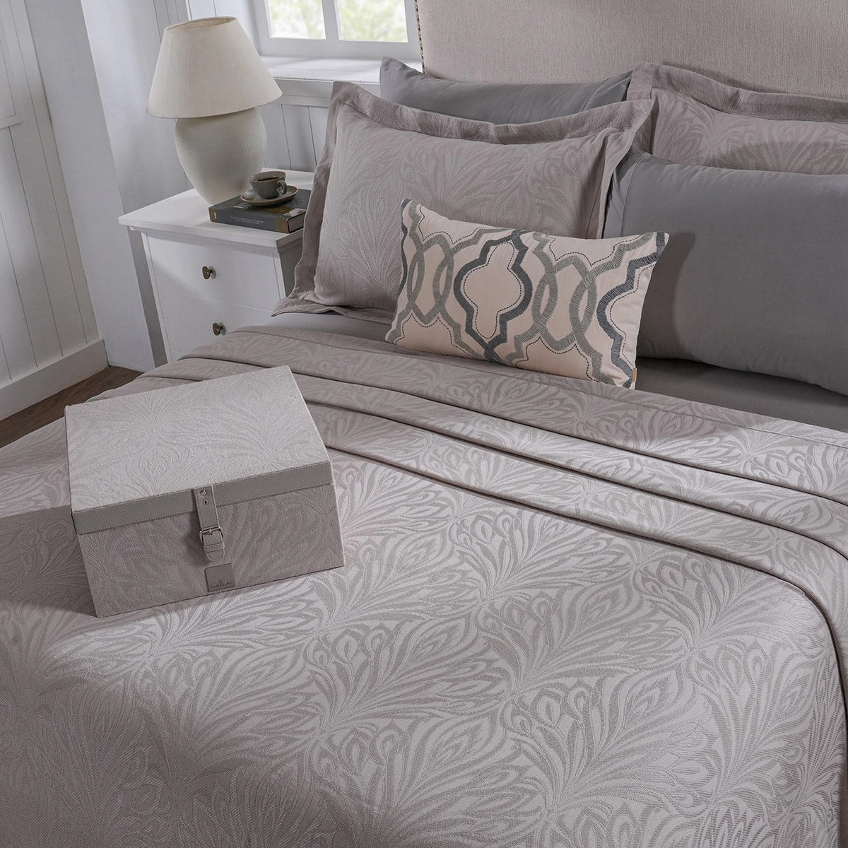 Classical Ornate Acorus Bliss Blend Cotton 8pcs Bed Cover Set Neutral
