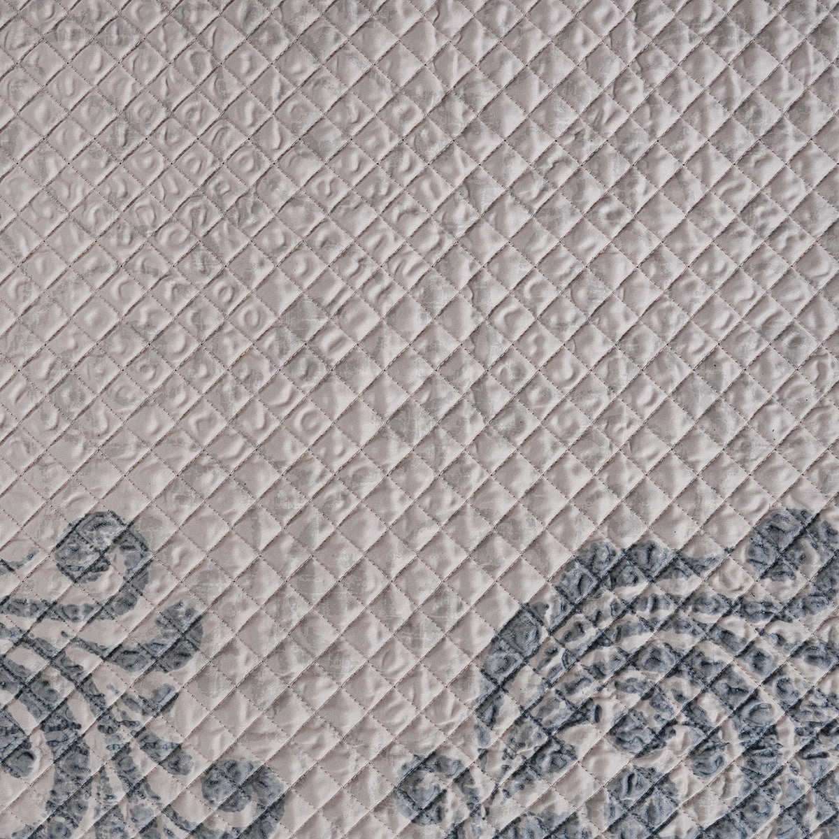 Classical Ornate Seamless Scroll Quilt/Quilted Bed Cover Blue