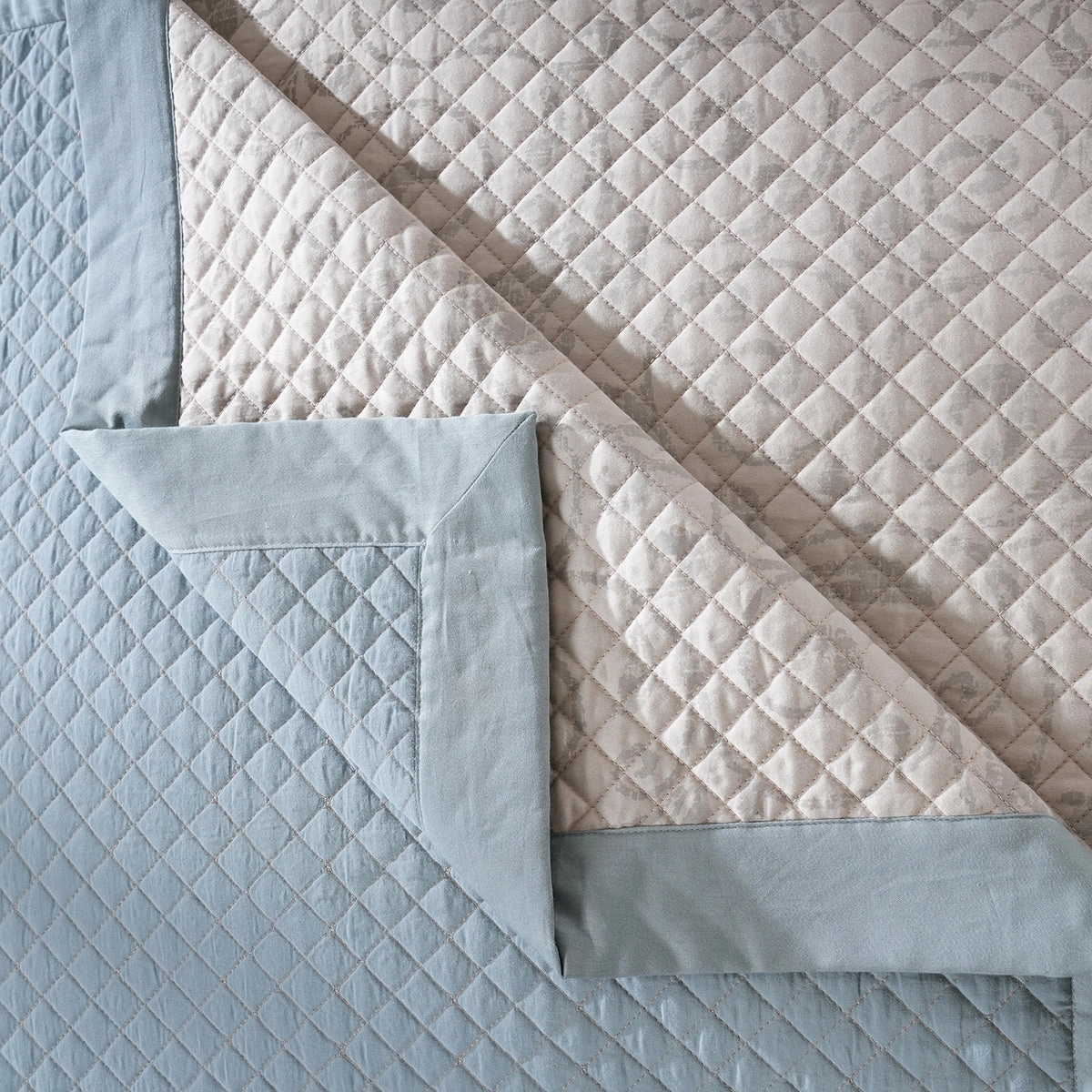 Classical Ornate Seamless Scroll Quilt/Quilted Bed Cover Blue