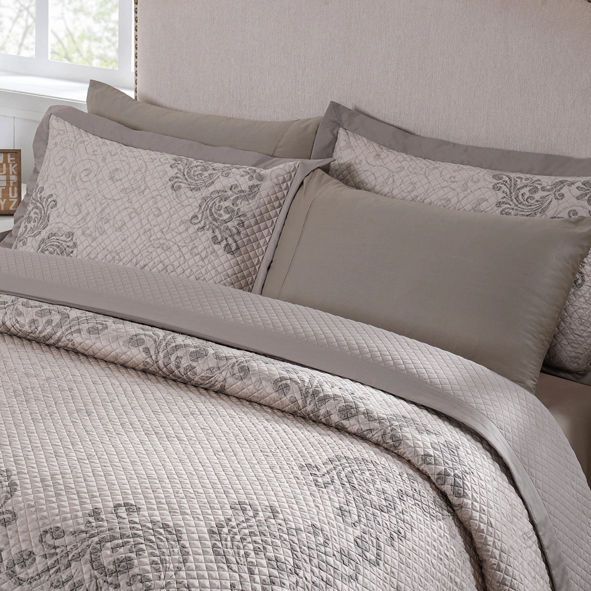 Classical Ornate Seamless Scroll Quilt/Quilted Bed Cover Neutral
