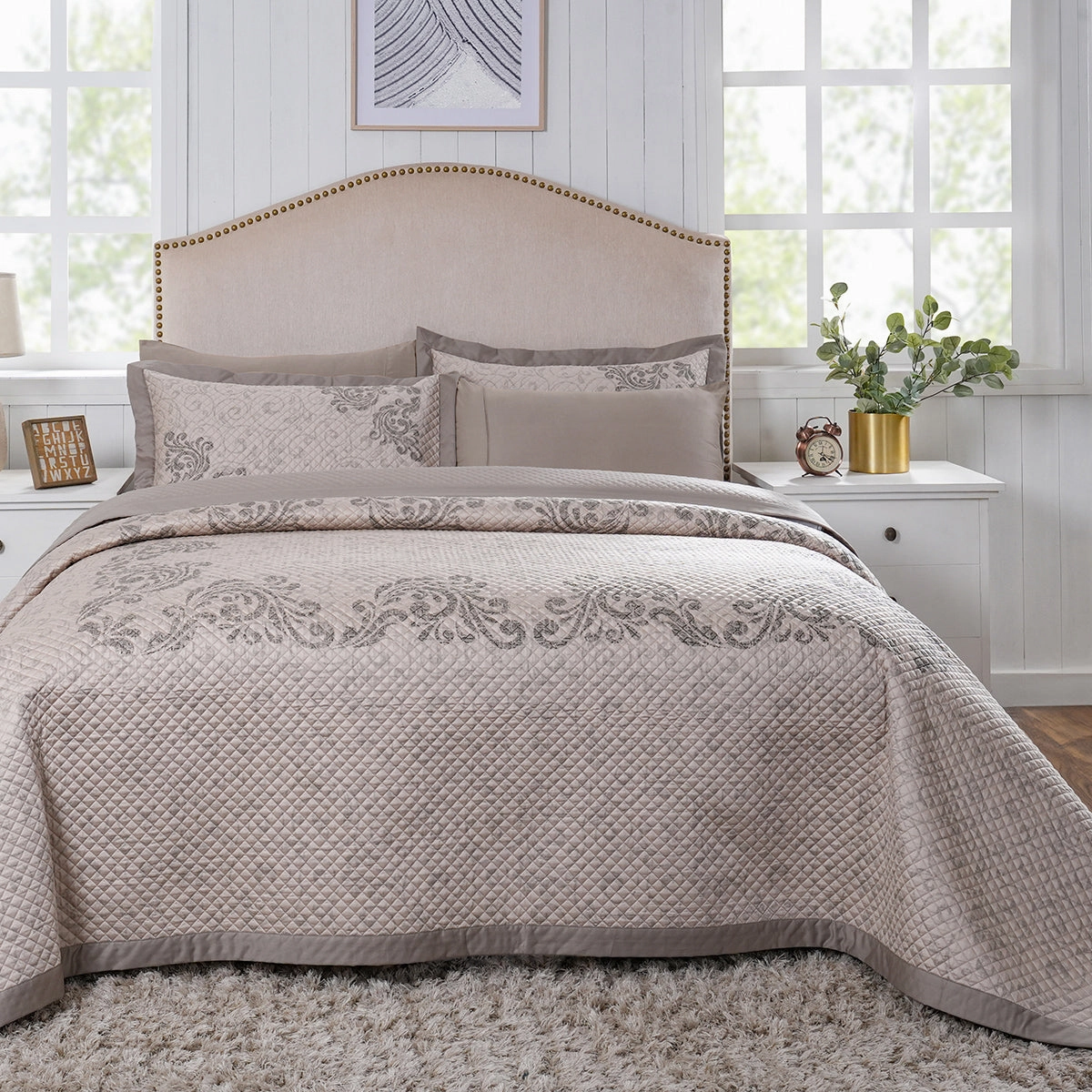 Classical Ornate Seamless Scroll Quilt/Quilted Bed Cover Neutral
