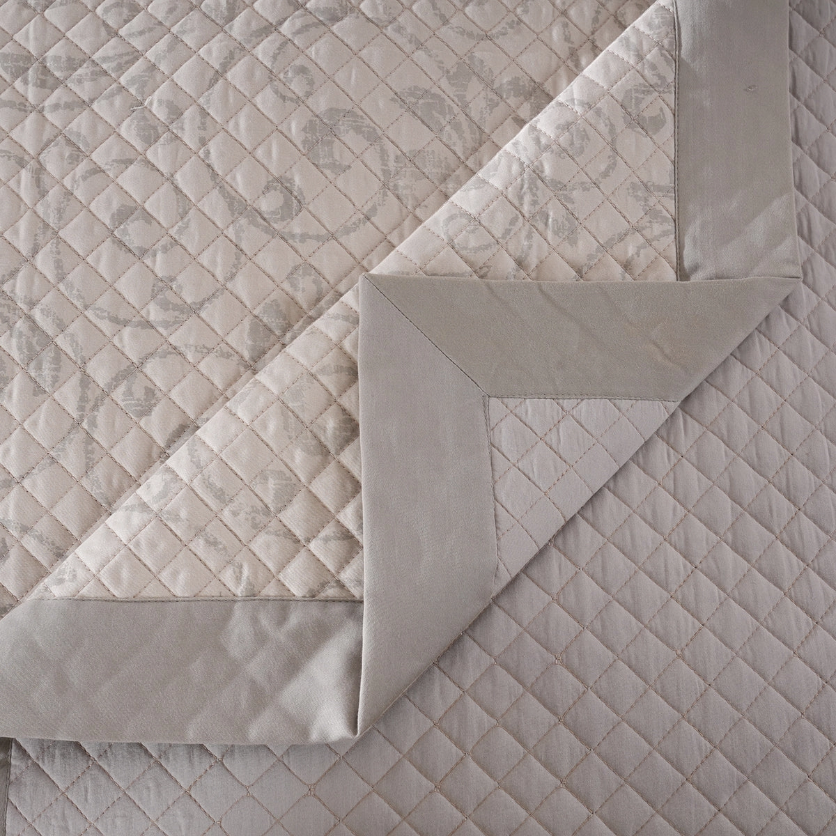Classical Ornate Seamless Scroll Quilt/Quilted Bed Cover Neutral