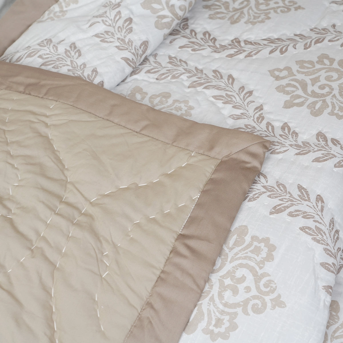 Tranquil Essence Lawn Leaflet Beige Summer AC Quilt/Quilted Bed Cover/Comforter